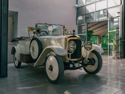 coche-antiguo-blanco-sala-exposicion_335362-1051_resultado