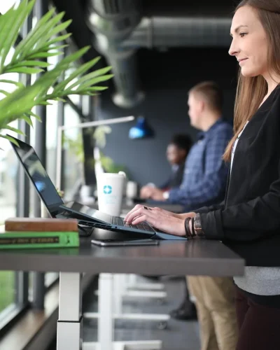 thestandingdesk-u9ZD9vJEmiA-unsplash_resultado